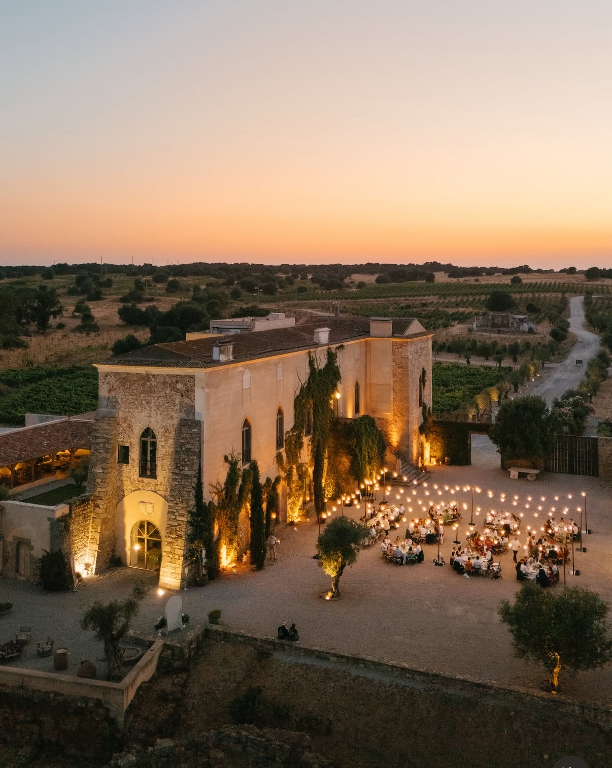 Brinde ao pôr do sol durante celebração